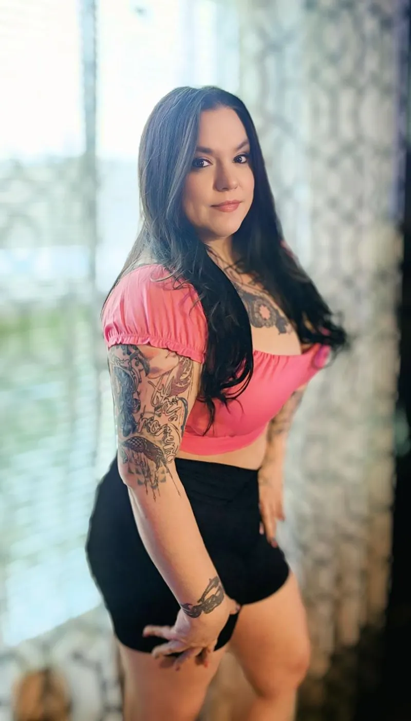 Thumbnail Latina Superwoman's Radiance: @latinasuperwoman19 | InstagramHotties