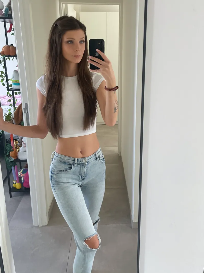 Thumbnail Reviving the Trend: Skinny Jeans & Crop Tops Nostalgia | notivynash