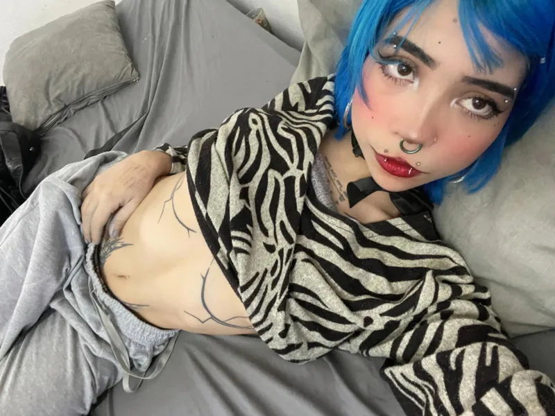 Thumbnail Fashion Dilemma: 'Is Blue My Color or Not?' - PropertyForsaken4436