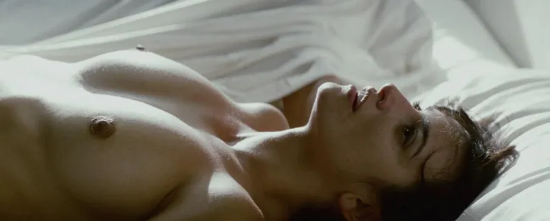 Thumbnail Seductive Embraces: Unveil Penélope Cruz's Broken Allure