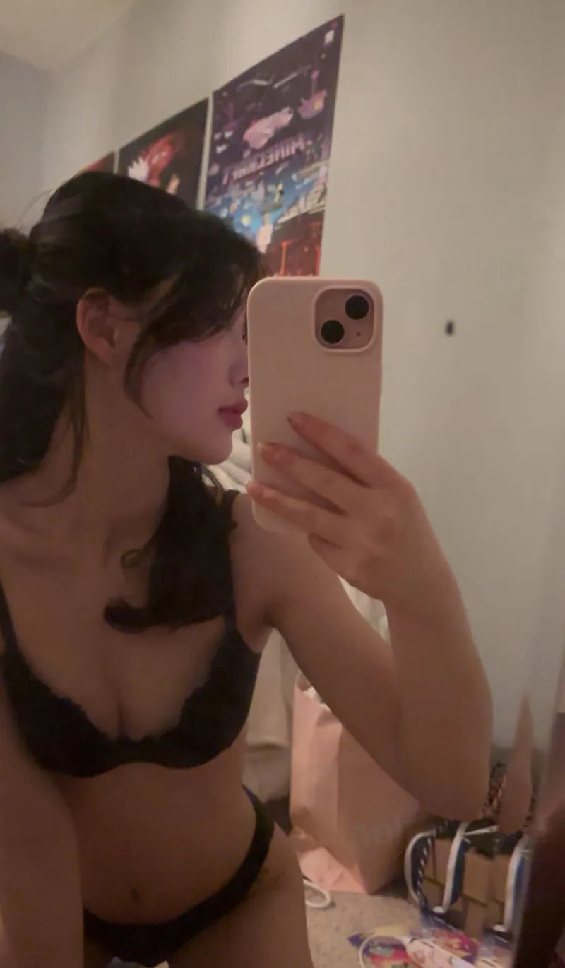 Thumbnail Need Company Tonight 💗 - sophiekimm | MirrorSelfie