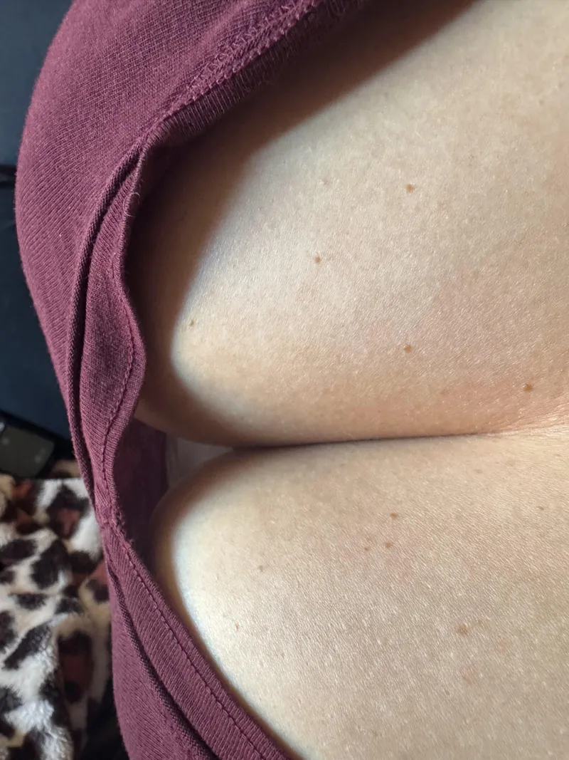 Thumbnail Mazikeen1010's Unique Perspective on Braless Confidence
