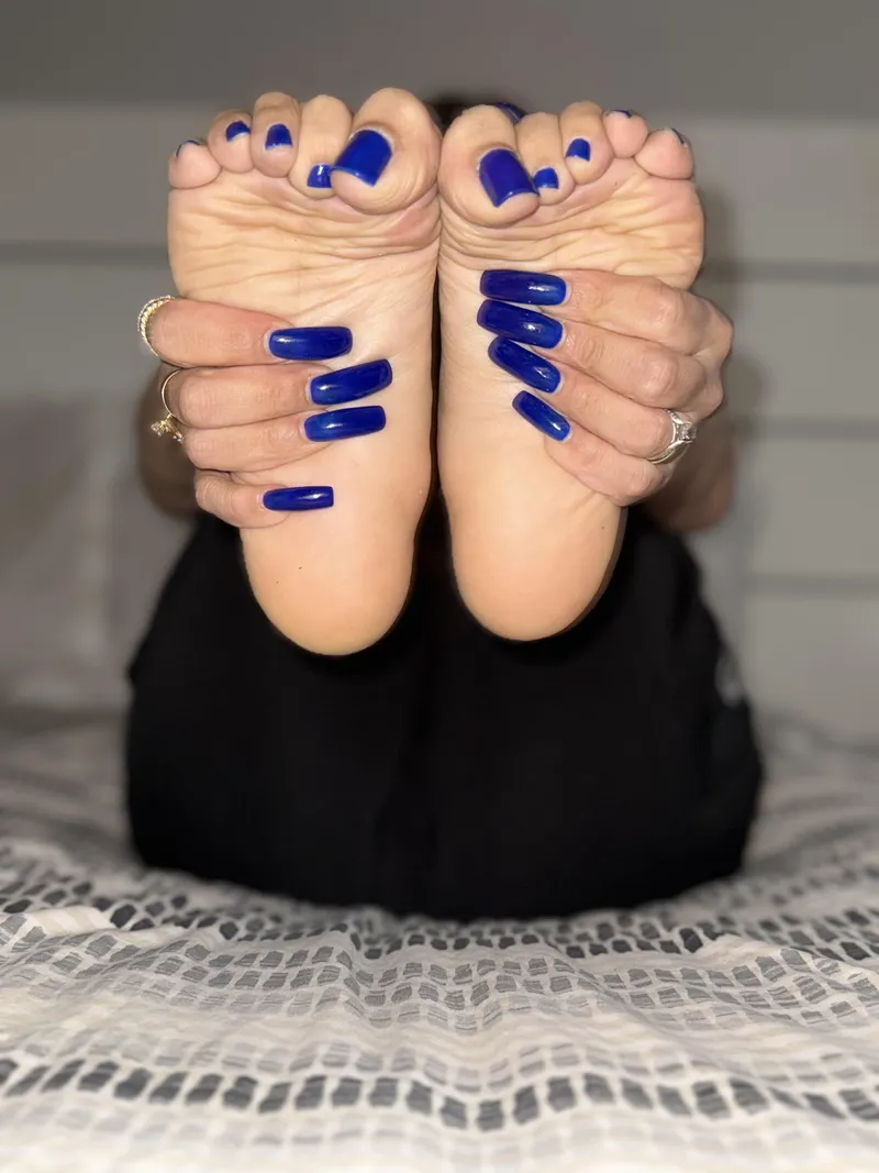 Thumbnail Sexy blue nails gripping my pretty wrinkly soles👅💦 by caviarfeetxoxo