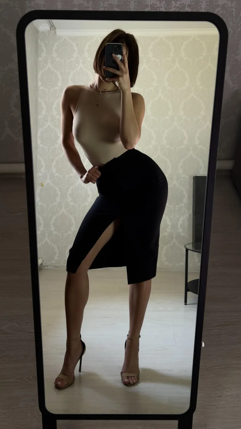 Thumbnail The Seductive Slit: A Pencil Skirt's Allure
