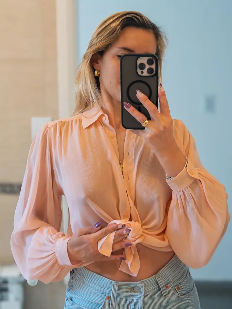 Thumbnail Ale-Fox's Bold Statement: Selfie Without Bra