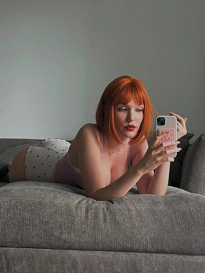Thumbnail HotGirls' Captivating Selfie Turned 'Do Not Disturb'