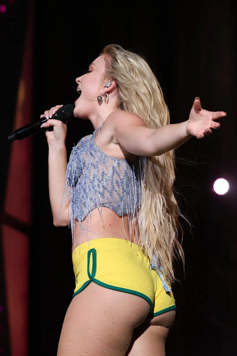 Thumbnail Zara Larsson's Sultry Curves: Celebrity Butts Unveiled | DennisTheMenaceNL