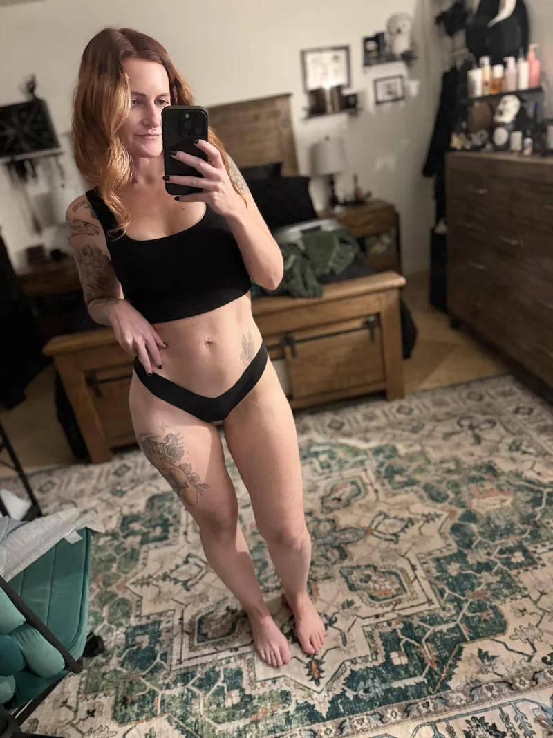 Thumbnail Unveiling a Banging 35 yo MILF Body by vixxenk8