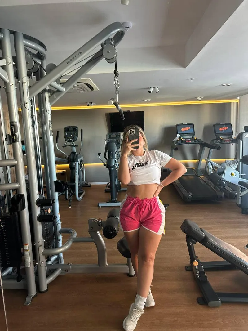Thumbnail Sea_Doughnut_6787 Engages in Glute-Enhancing Workouts