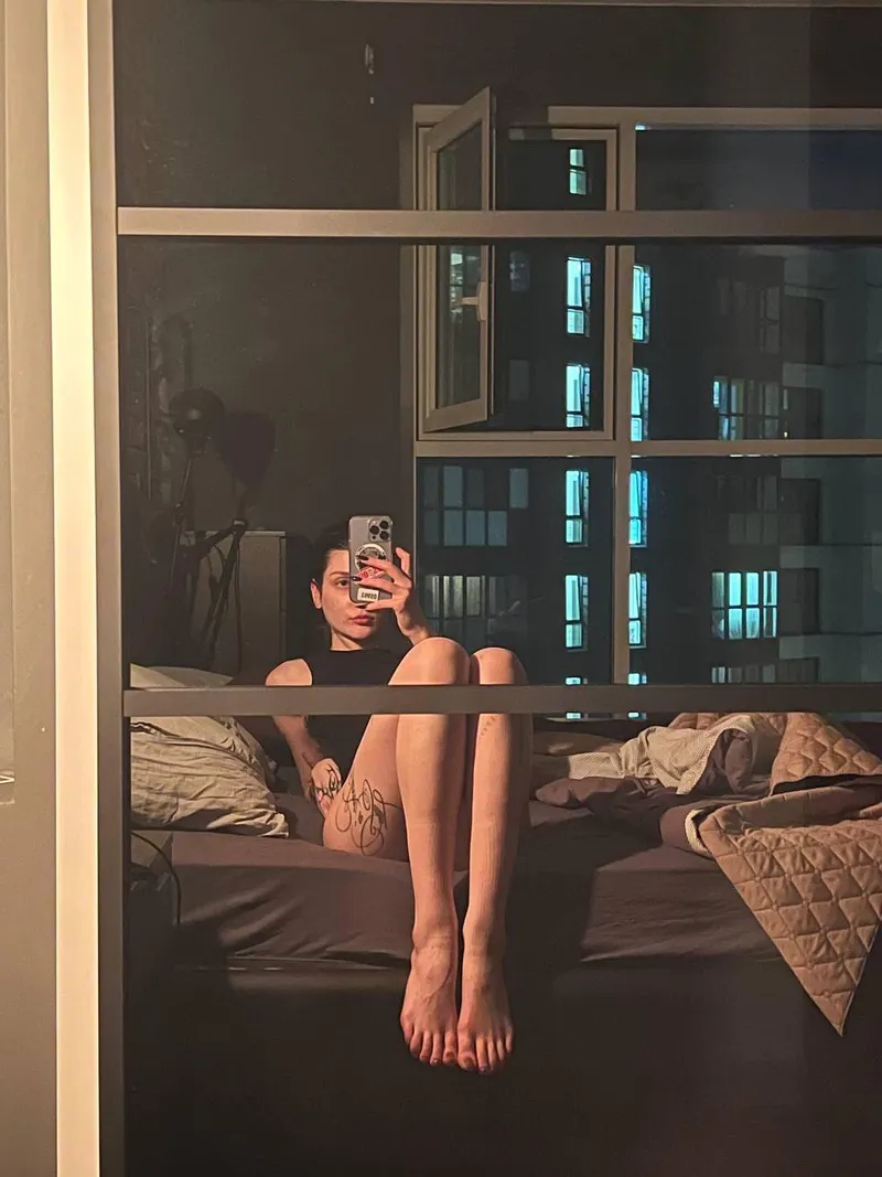 Thumbnail Too Pretty to Sleep: Dealing with Stunning Legs by duskribbon