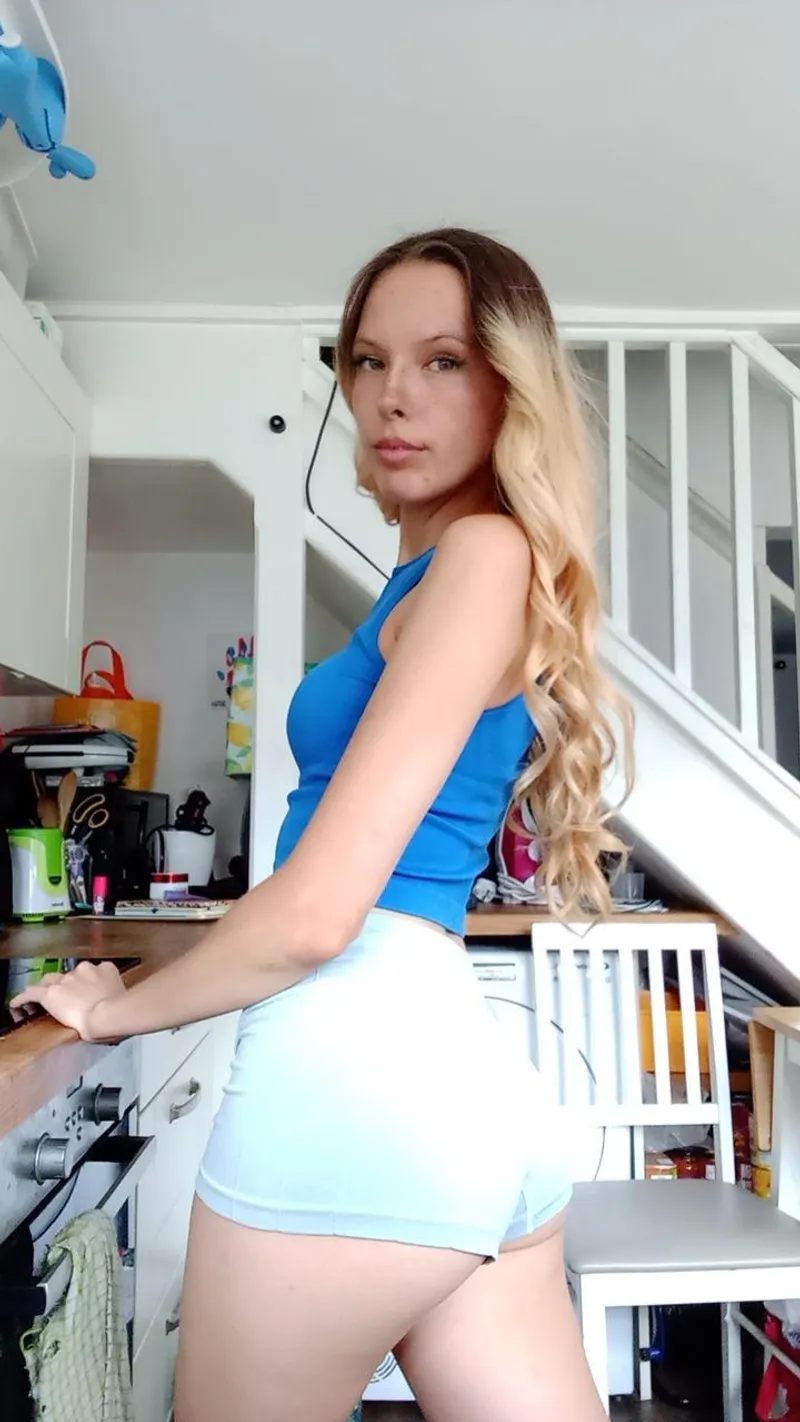 Thumbnail Hott_cake Strikes a Pose with Favorite Leggings