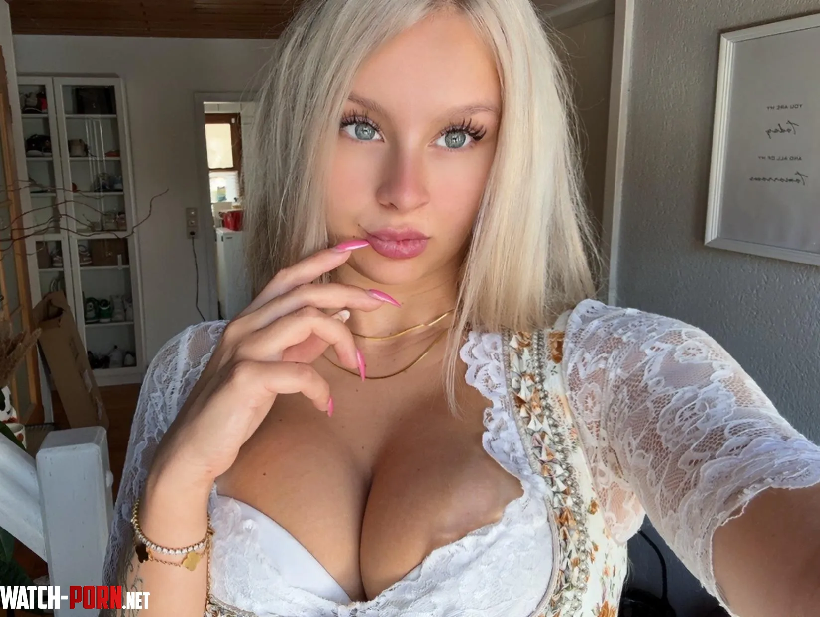 U like the view in my traditional dress? by Vicicupcake