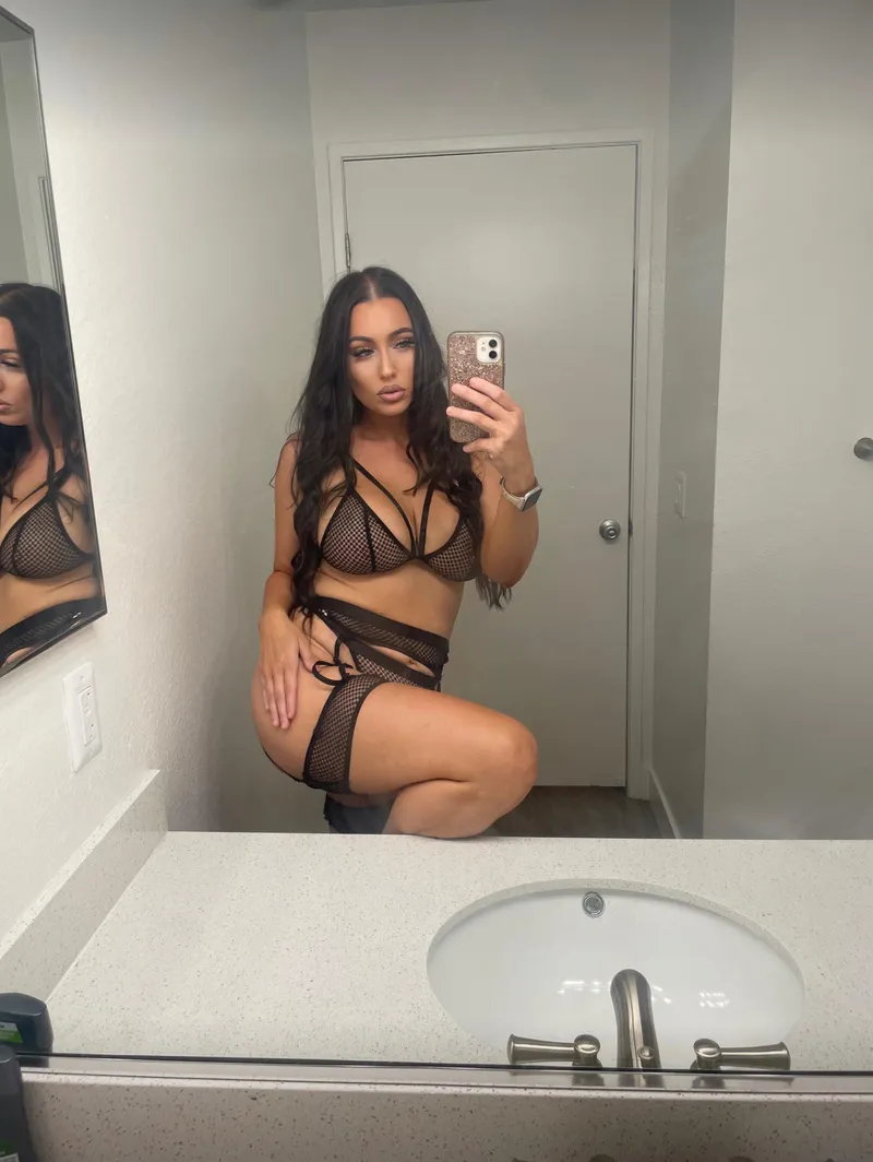 Thumbnail Fierce and Fearless: Boldvioletstorm's Mesh Set Confidence