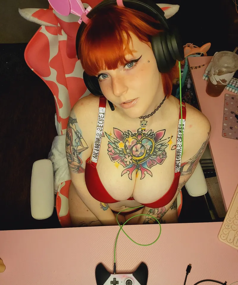 Thumbnail Dive into Badbunnyhime's Gamergirl Cleavage Delight