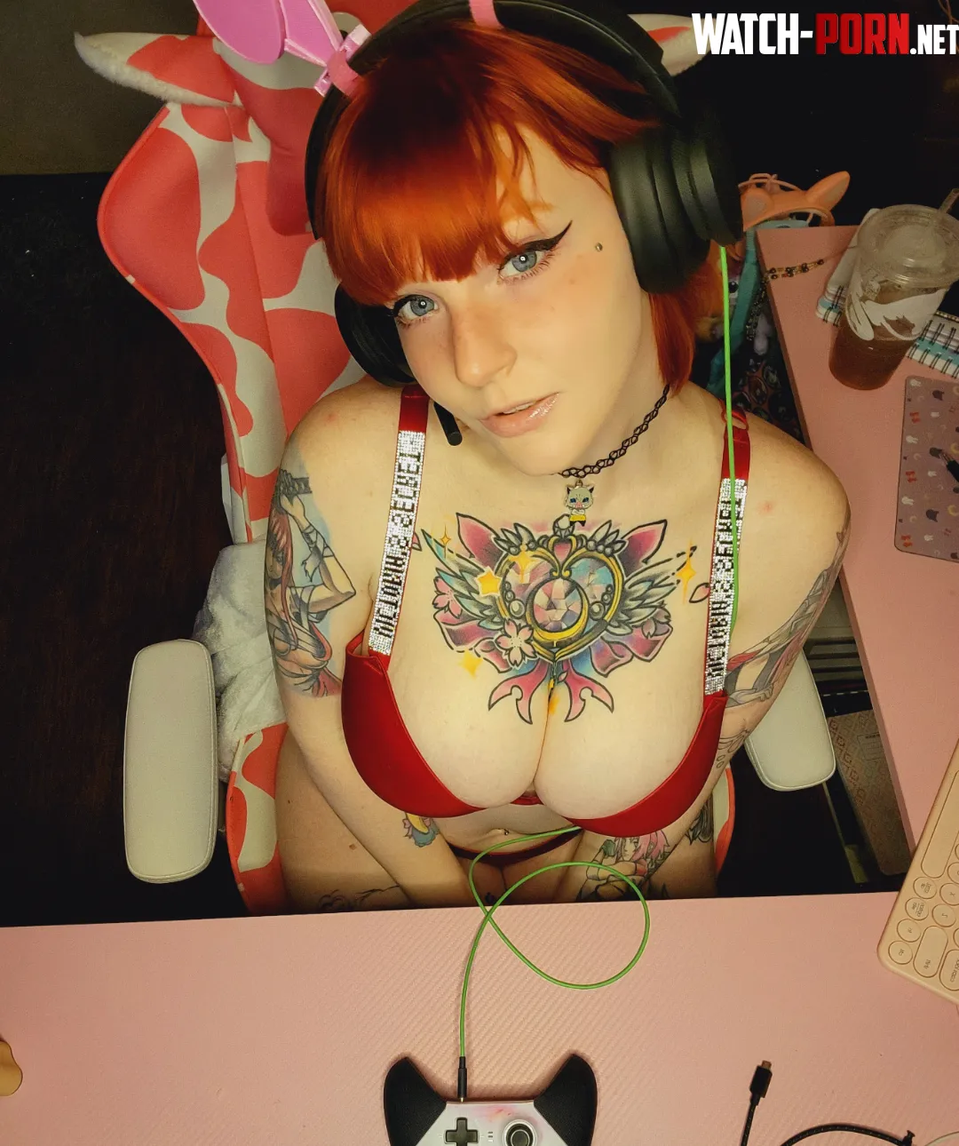 Gamergirl cleavage by Badbunnyhime