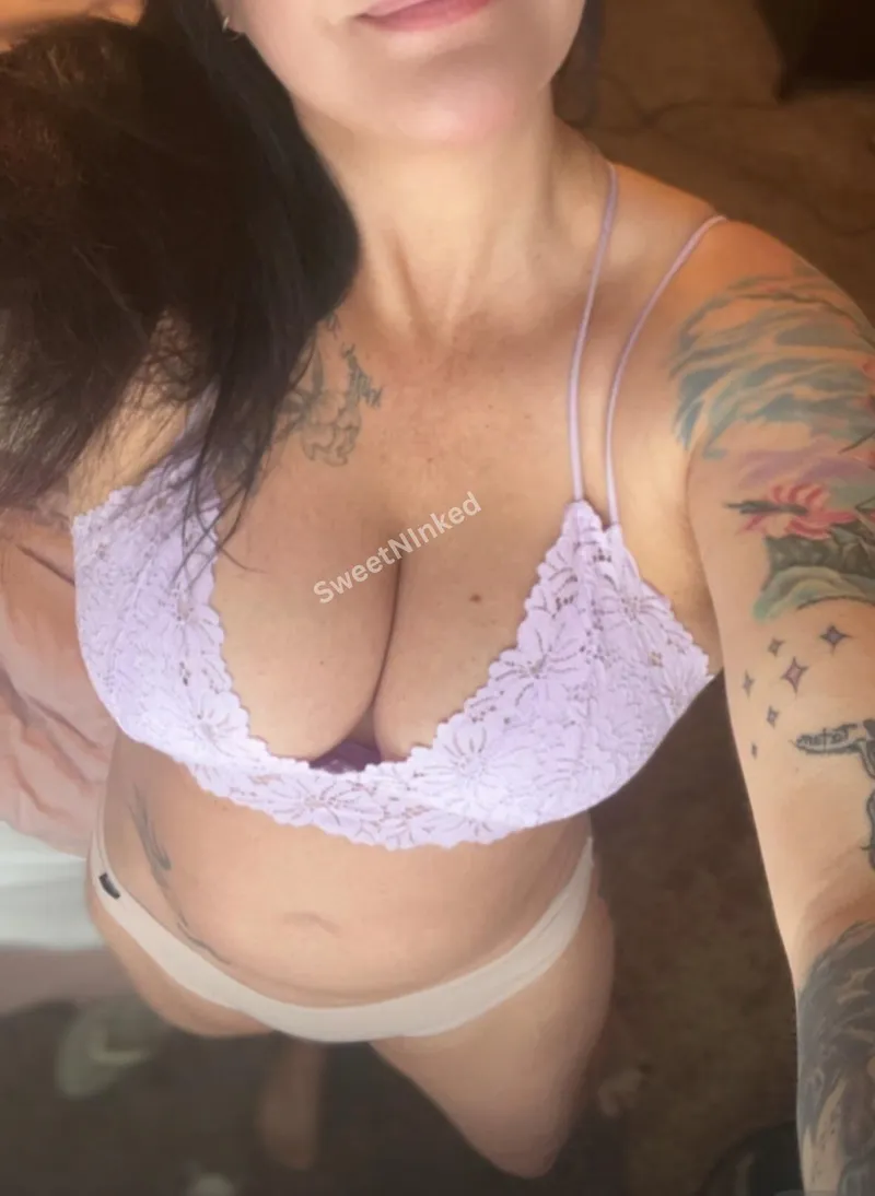 Thumbnail Provocative Self-Expression: Embracing Sensuality in Mature MILF