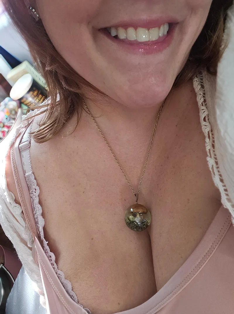 Thumbnail SillyRabbitI2I's Call to Kiss - A Cleavage Temptation Unveiled