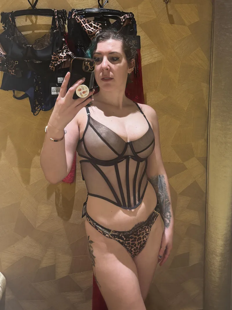 Thumbnail Curves in the Right Places: Sirenskiss3's FunSized Beauty