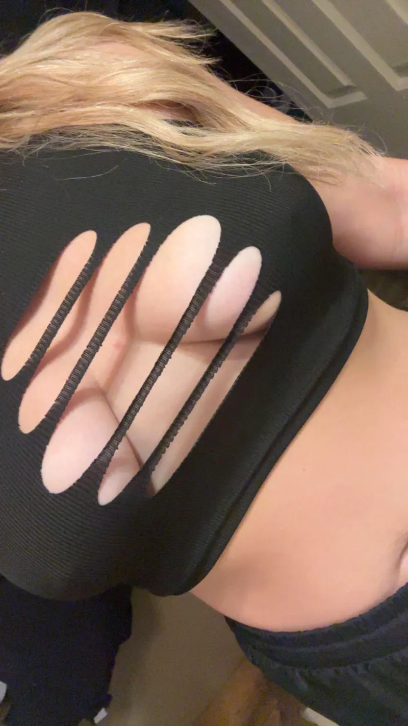 Thumbnail The_MILFY_Peach Hanging On By a Thread: A Braless Tale of Resilience
