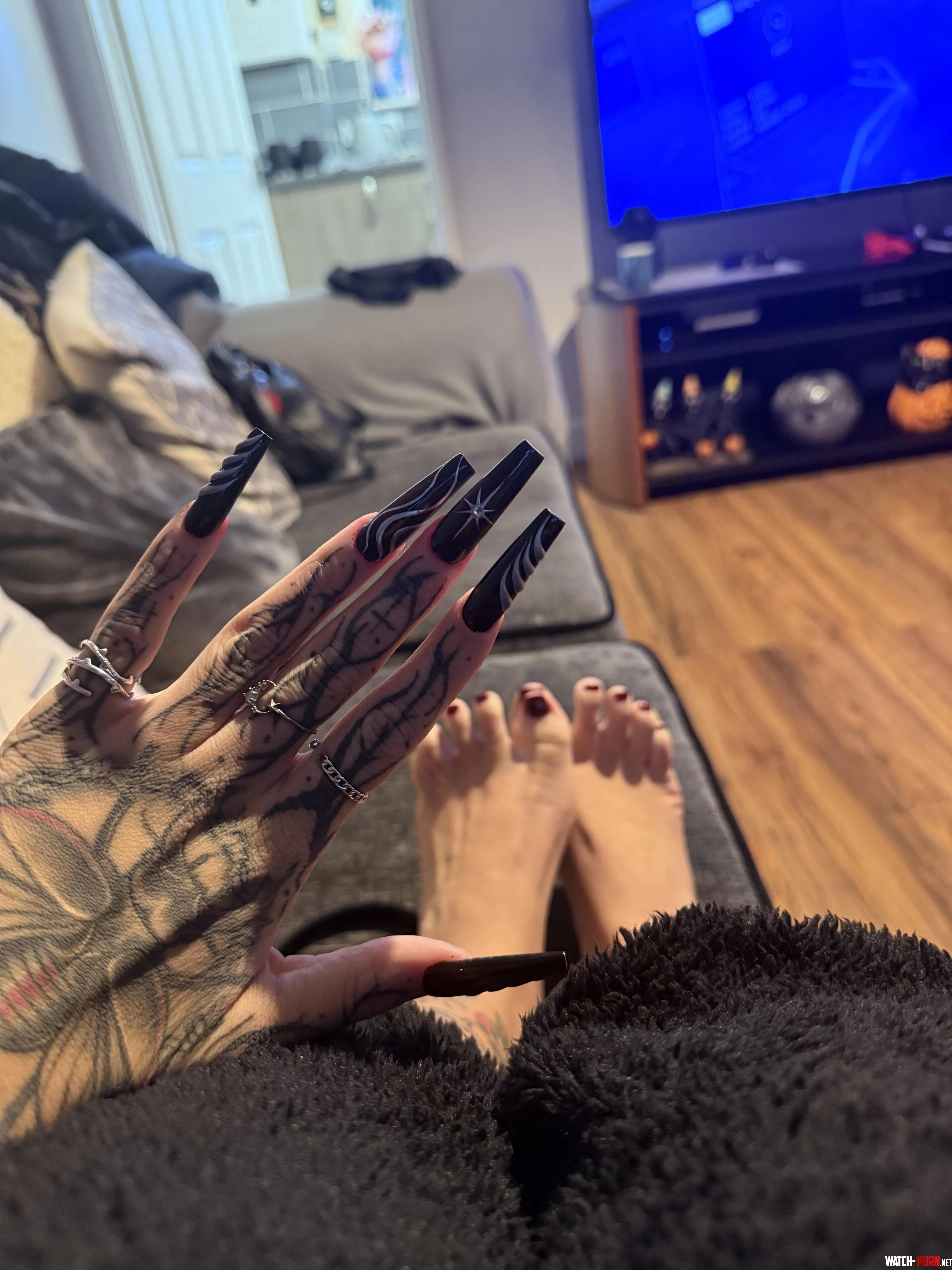 Long and perfect nails by g0thschlampe