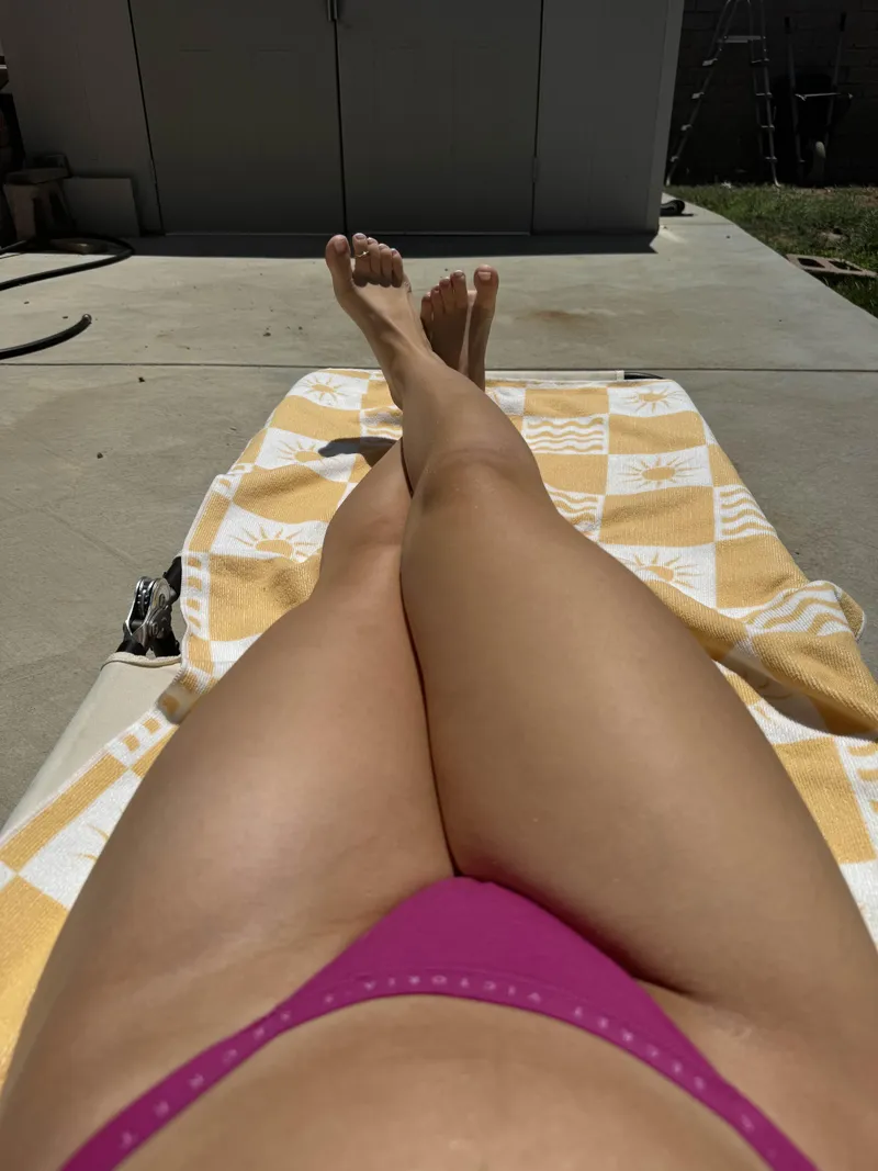 Thumbnail Sun-Kissed Legs: MissBarefootBunny_18 Shines Bright