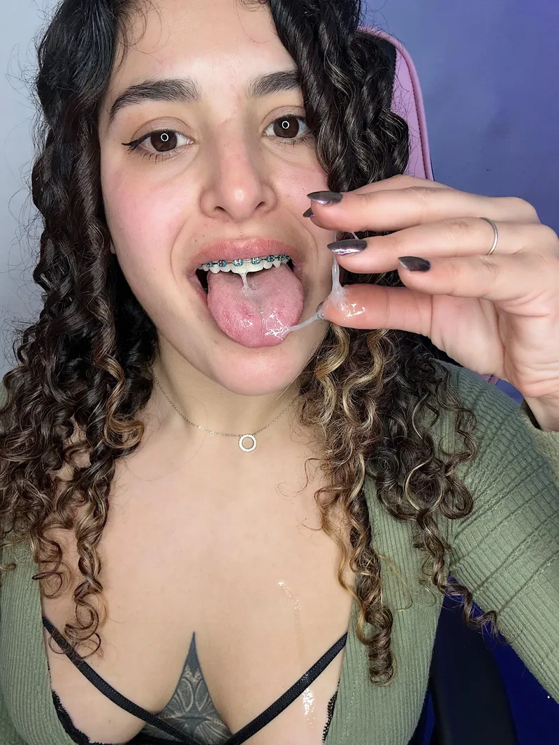 Thumbnail Put Your Best Face Forward and Indulge in Spit Fetish with curlyydoll