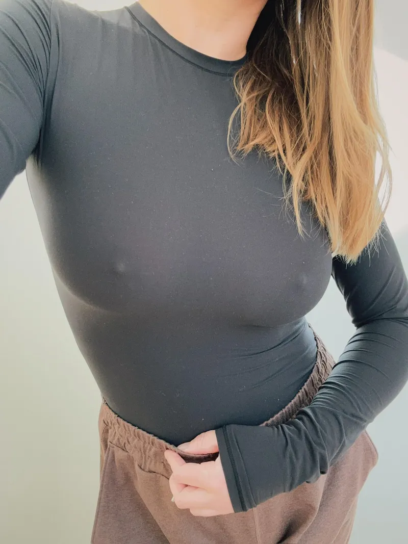 Thumbnail Sunny-DD Sheds Light on Braless Beauty: No Secrets Here