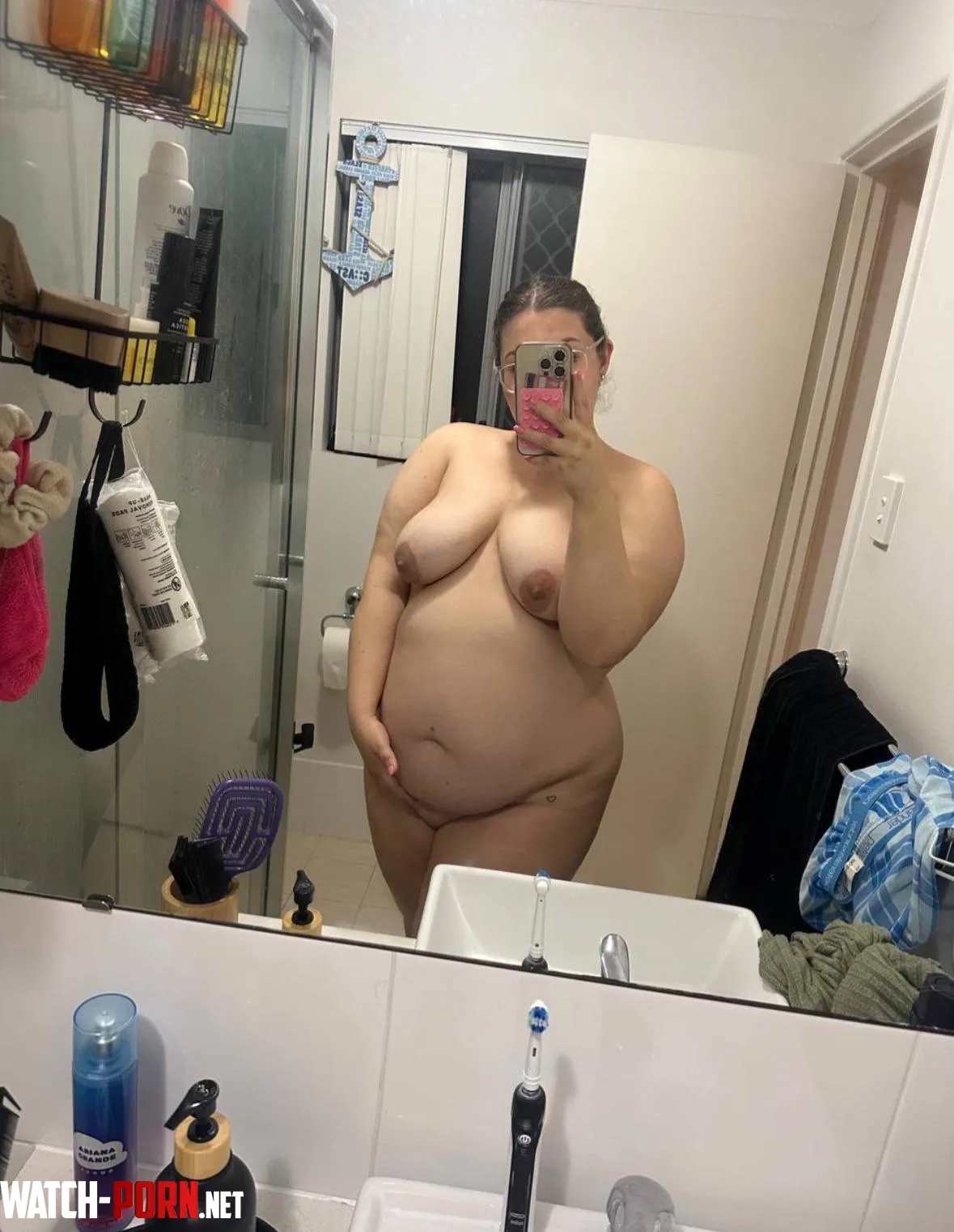 My pregnant body by cheeky_yelo