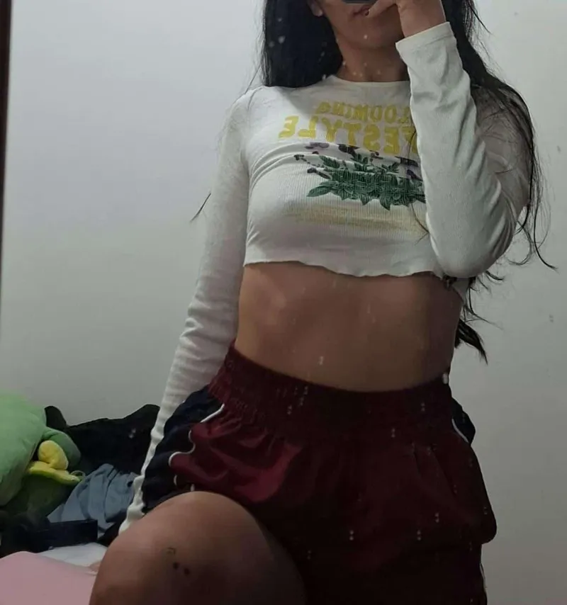 Thumbnail Morning Walk Chic: Charming_Vacation869's Crop Top OOTD