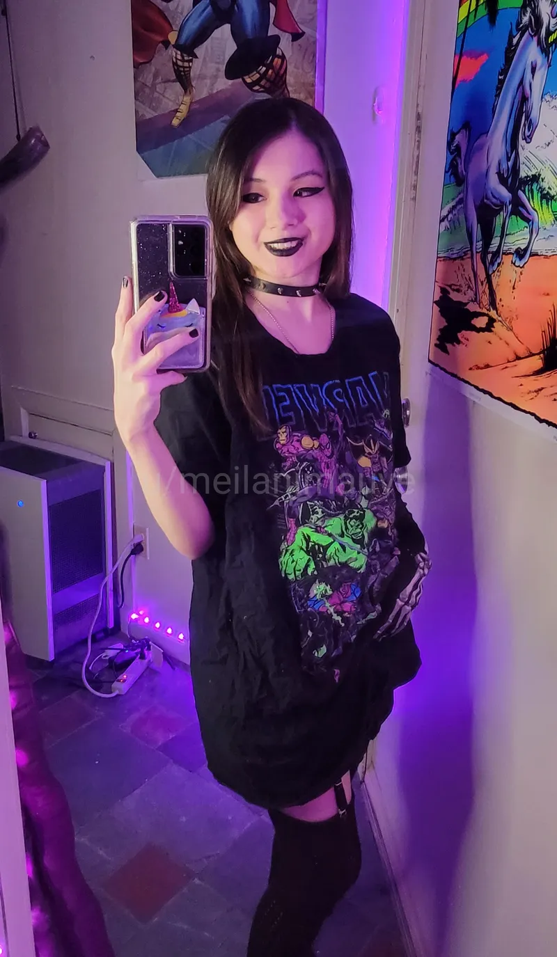 Thumbnail Goth Scene Charm: meilanimauve's Smiling Expression