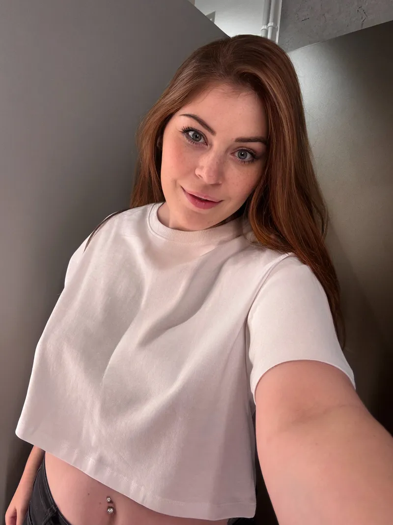 Thumbnail Juli_moon_official's Crop Top Confession: A Stylish Revelation
