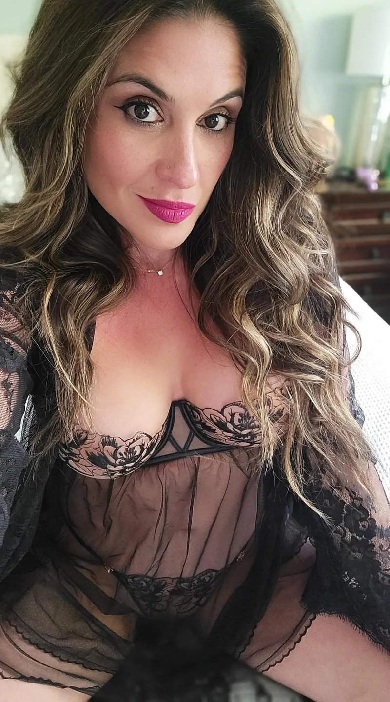 Thumbnail Black Lace Tease: MILF in Her Natural Habitat
