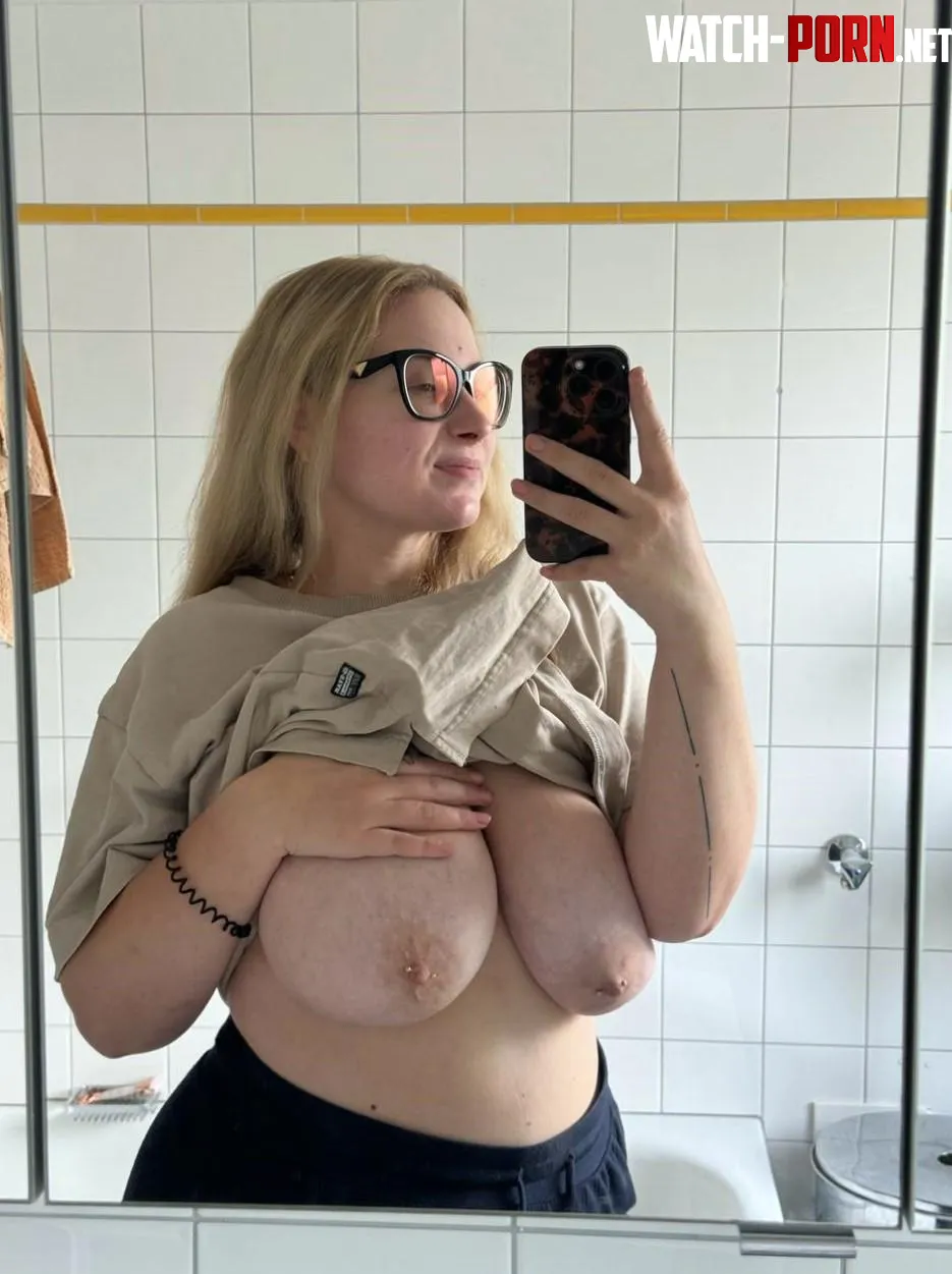 Are fat tits hotter when they sag, or when they squeeze tight in a bra? by madisonxhobbs