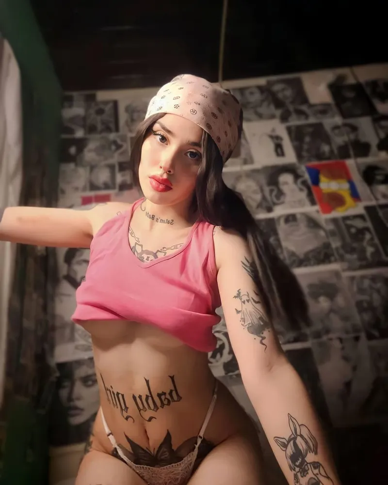 Thumbnail Bold Energy and Sweet Curves: Frankthewood's Late Night Adventure