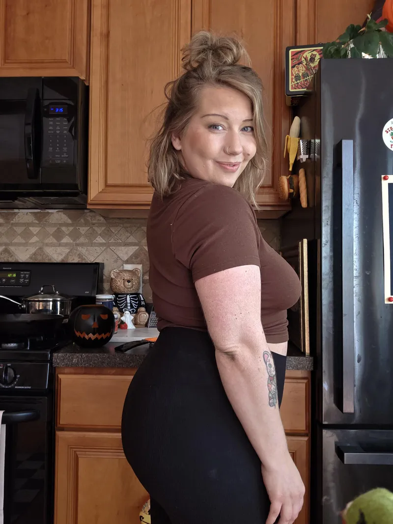 Thumbnail TheRealSim1 Delves into the Allure of Black Yoga Pant Perfection