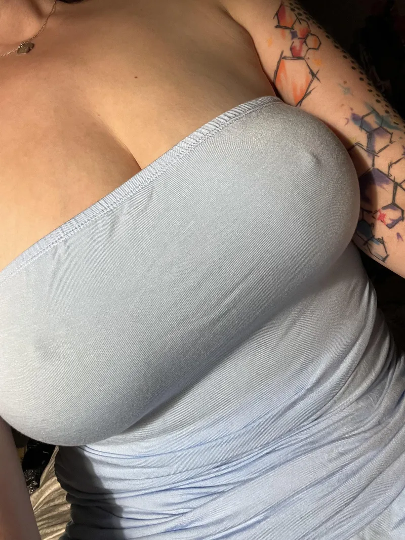 Thumbnail natalienoniche Rocks the Braless and Strapless Look - A Bold Fashion Choice