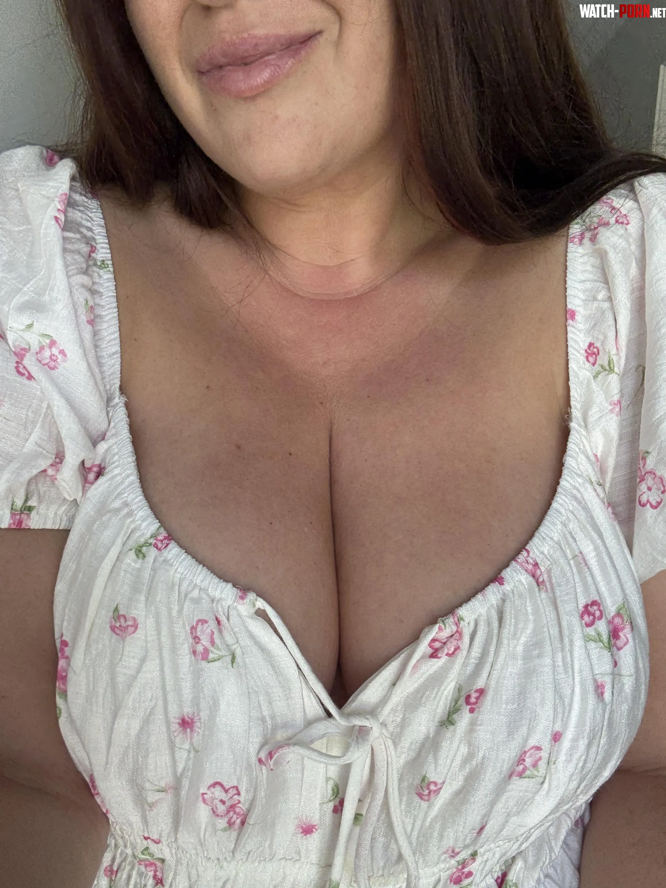 How’s the cleavage in this top? by Esthelle01