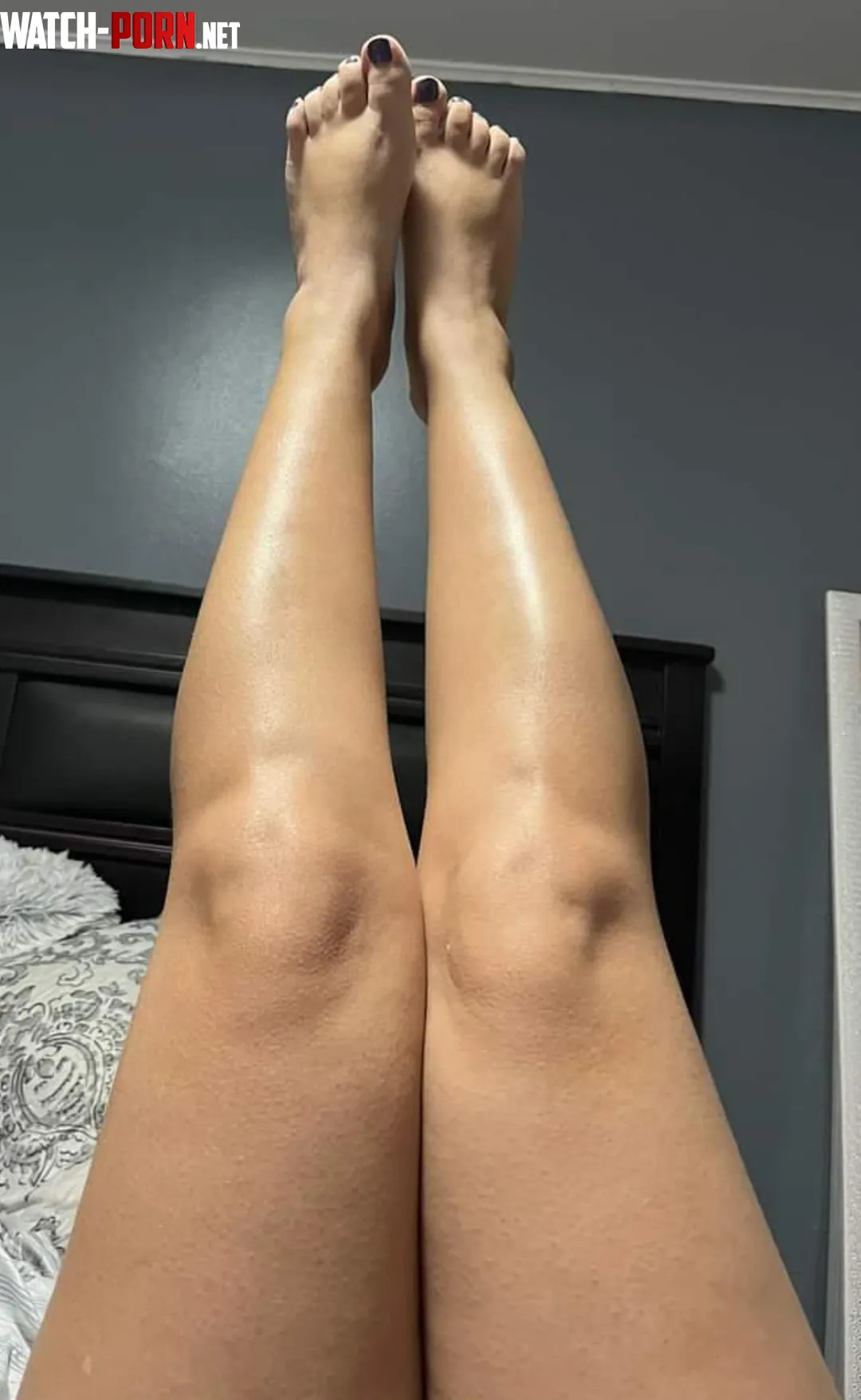 It's Feet up Friday. Enjoy the sight of my legs and toes by arboldebolas