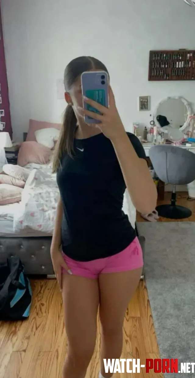 quick mirror selfie by GiovannaBerries