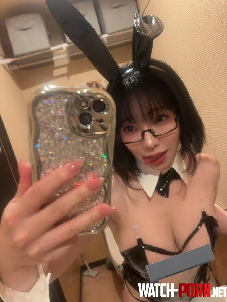 hopping straight into your thoughts again, aren’t i? 🐰💋 by xoMumuta