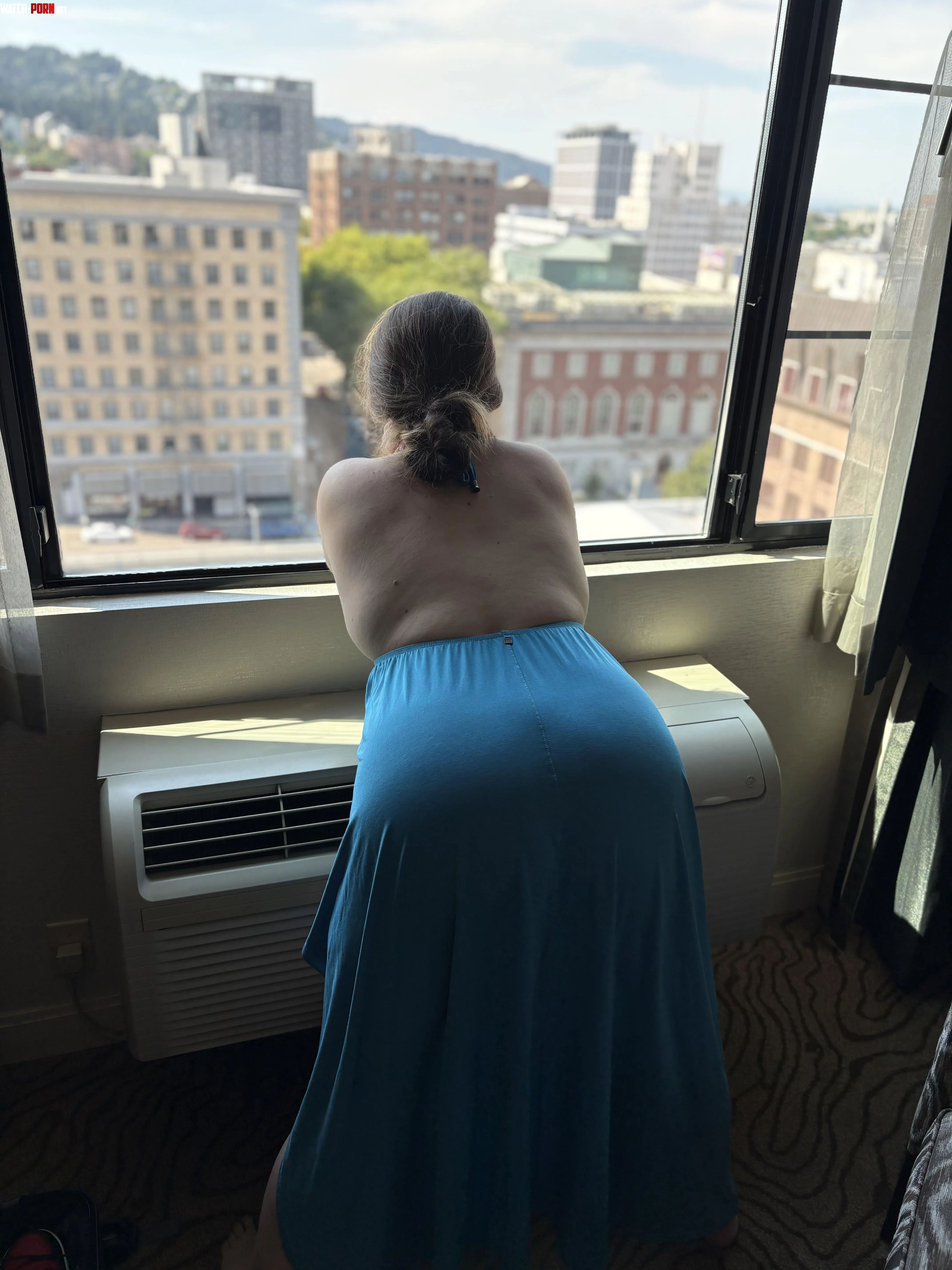 Flowy dress are easy to pull aside by cozycassie
