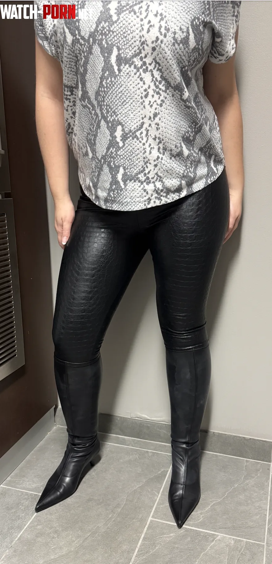 Croc-textured leather leggings this time — a bit of a change from my usual black leather, softer for the midweek push :) by heeledobsession