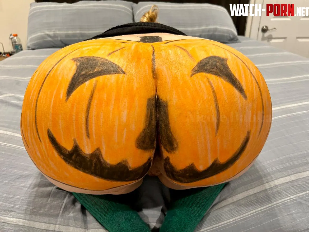 Biggest and best pumpkin in the patch! by Nicoledahlia