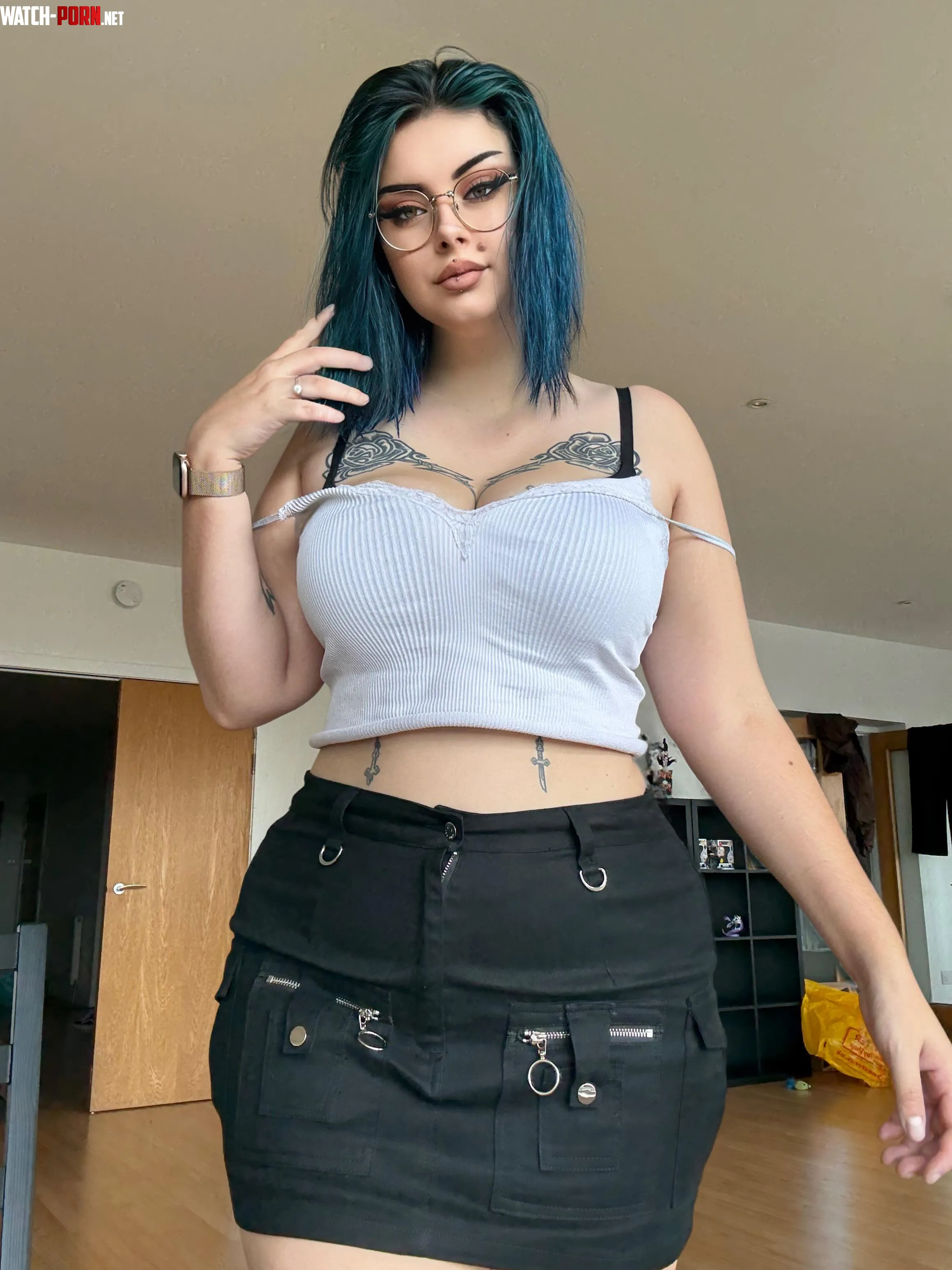 Hourglass figure is perfect for crop tops by pastelxwh0re