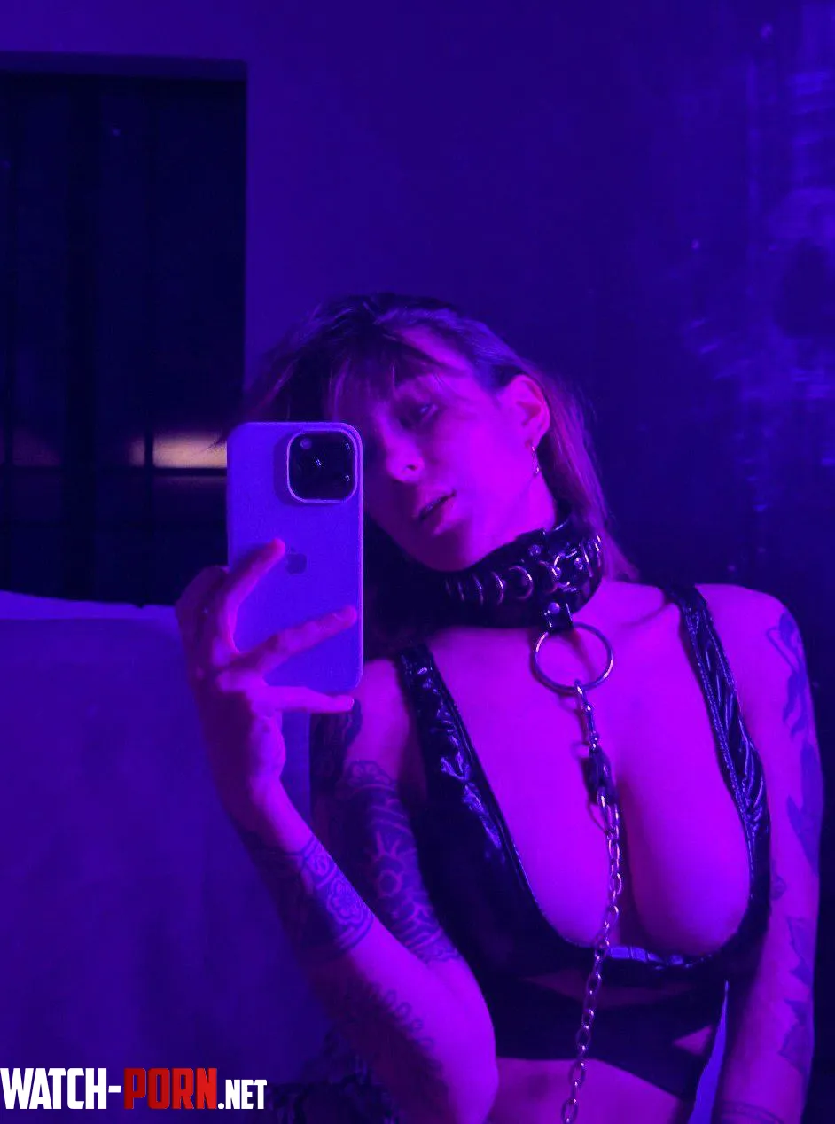 Would you treat me like a queen tonight? by SaltyIsabella