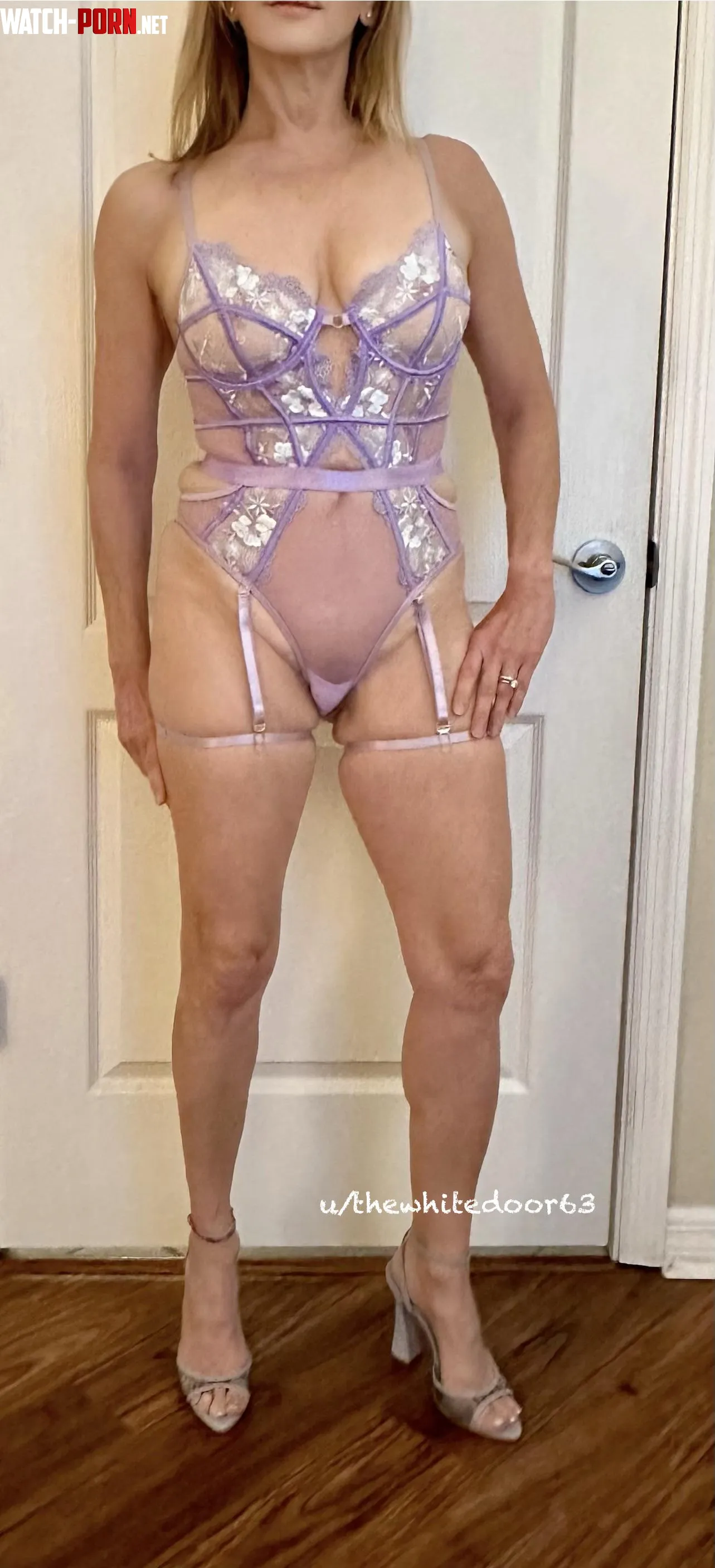 Do you like my new outfit? (f62) by TheWhiteDoor63