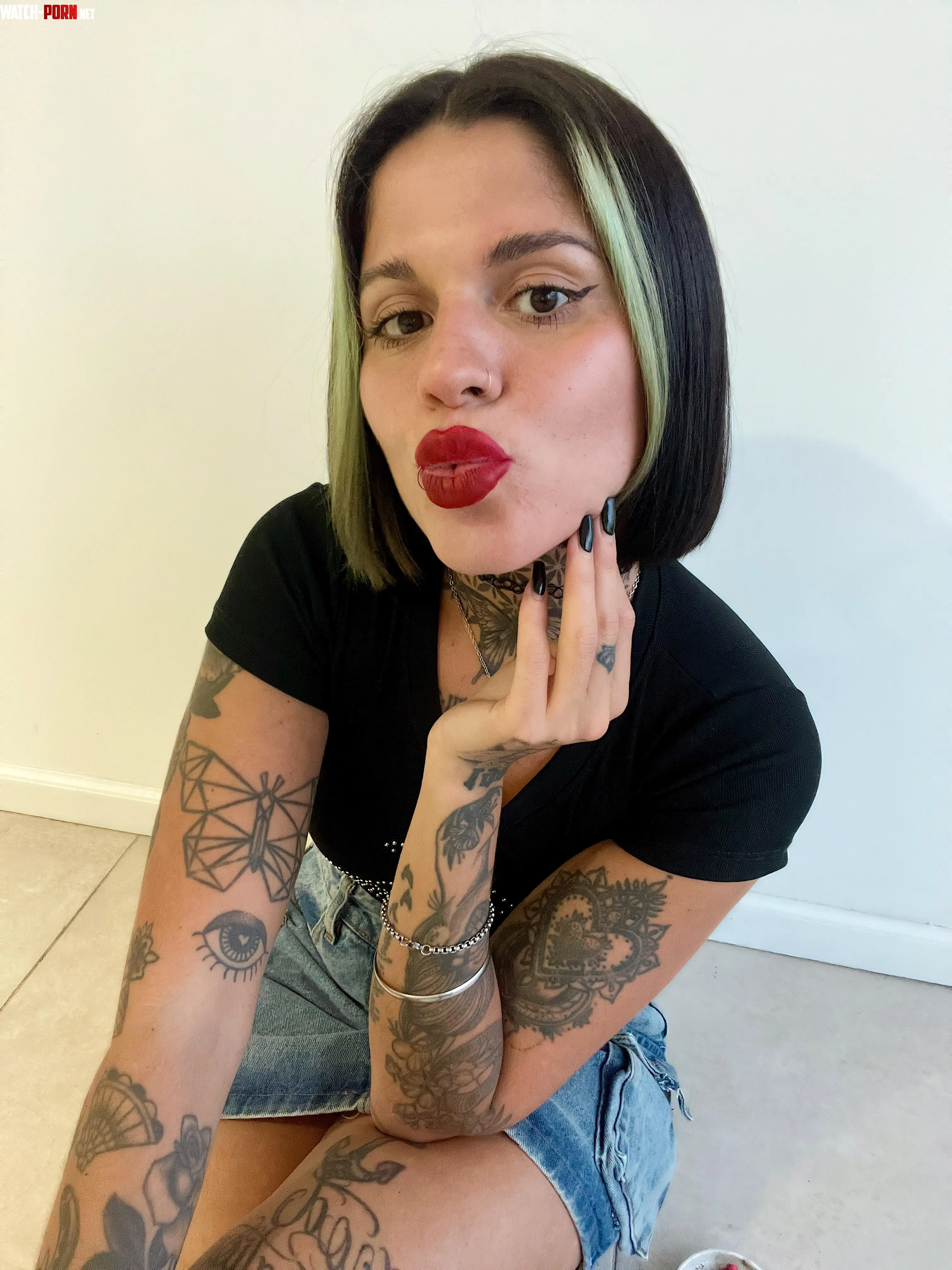 Soft pout, messy lipstick, dangerous thoughts by girlytattoo