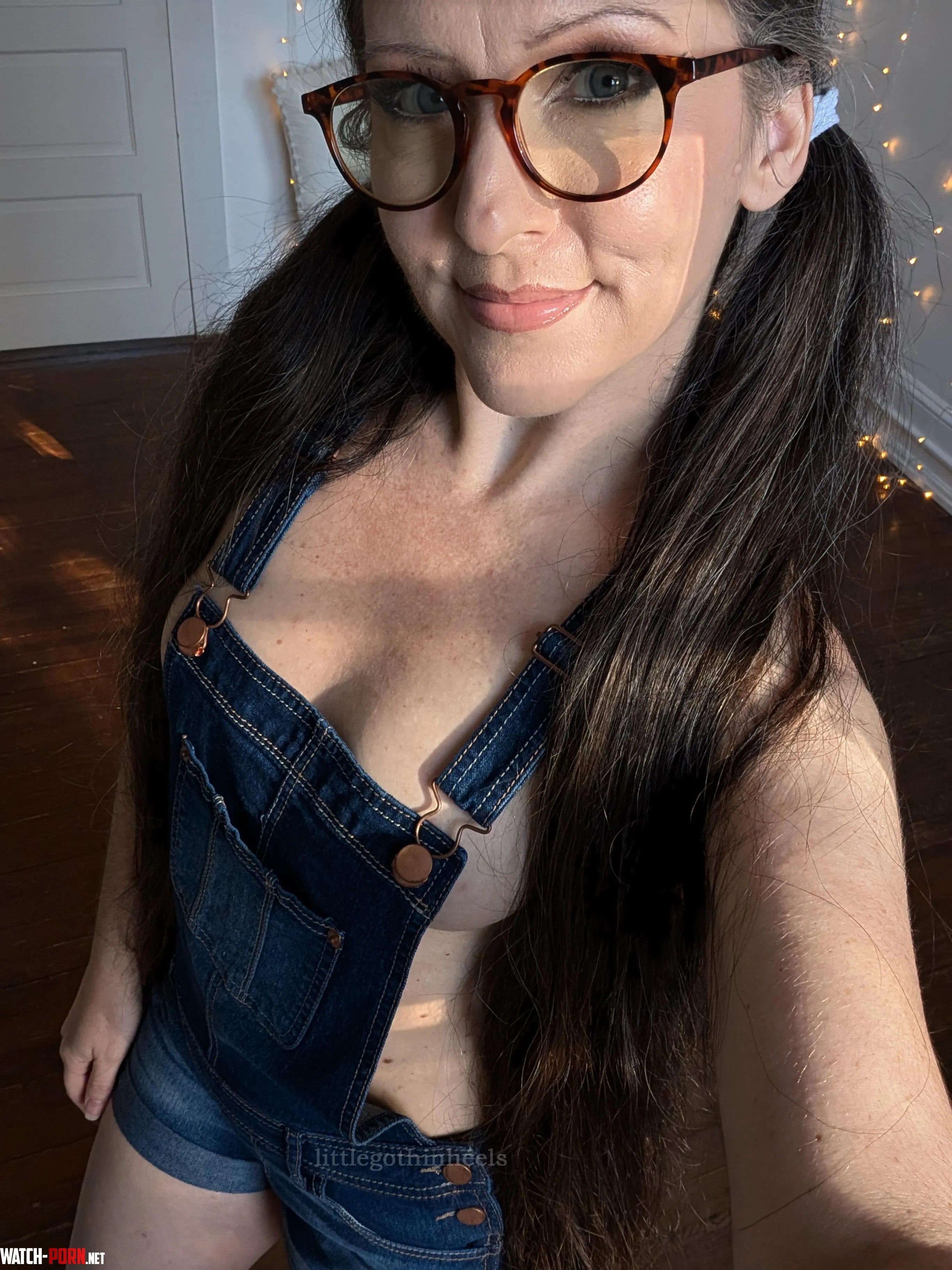 Morning sunstripes nerdy selfie (44F) by littlegothinheels