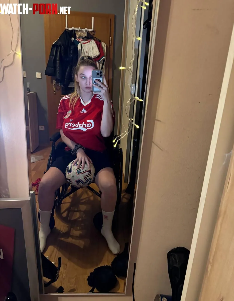 Confidence looks good on me, don’t you think? by foxielovelyredxo