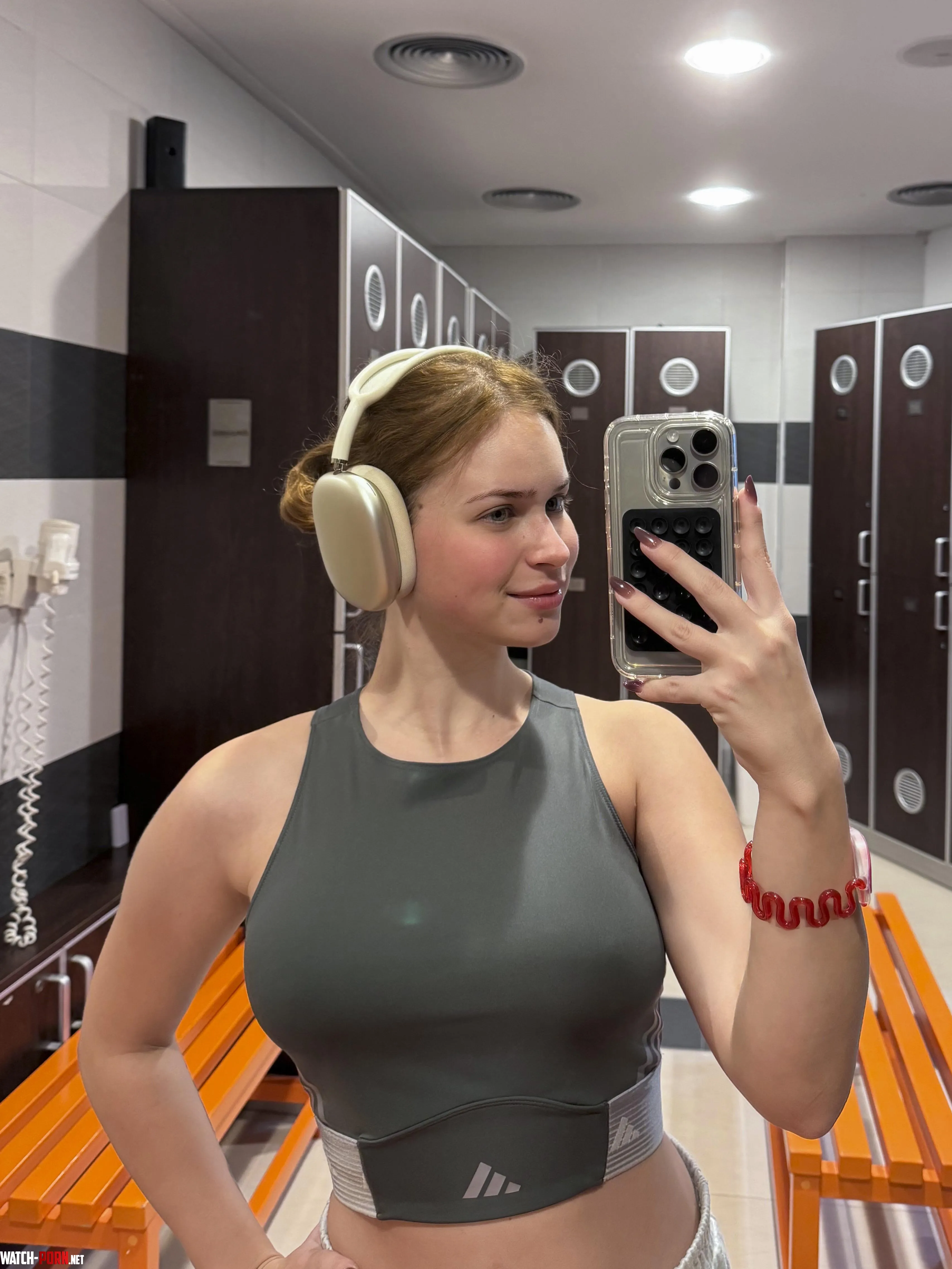 Braless fitness coach! Motivation or distraction? 👀 by pumpkinpieRi